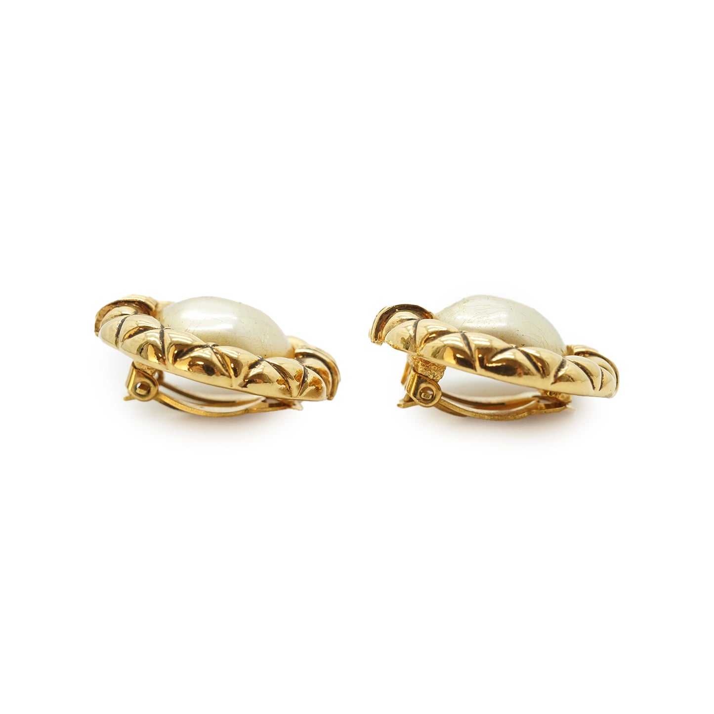 Matelasse Round Artificial Pearl Clip Earrings GP