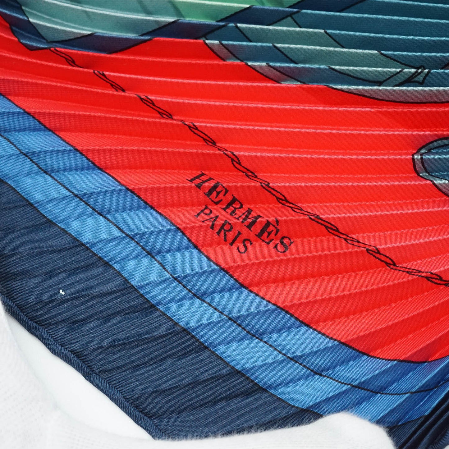 Couvee d'Hermes Silk Carre Plisse 90