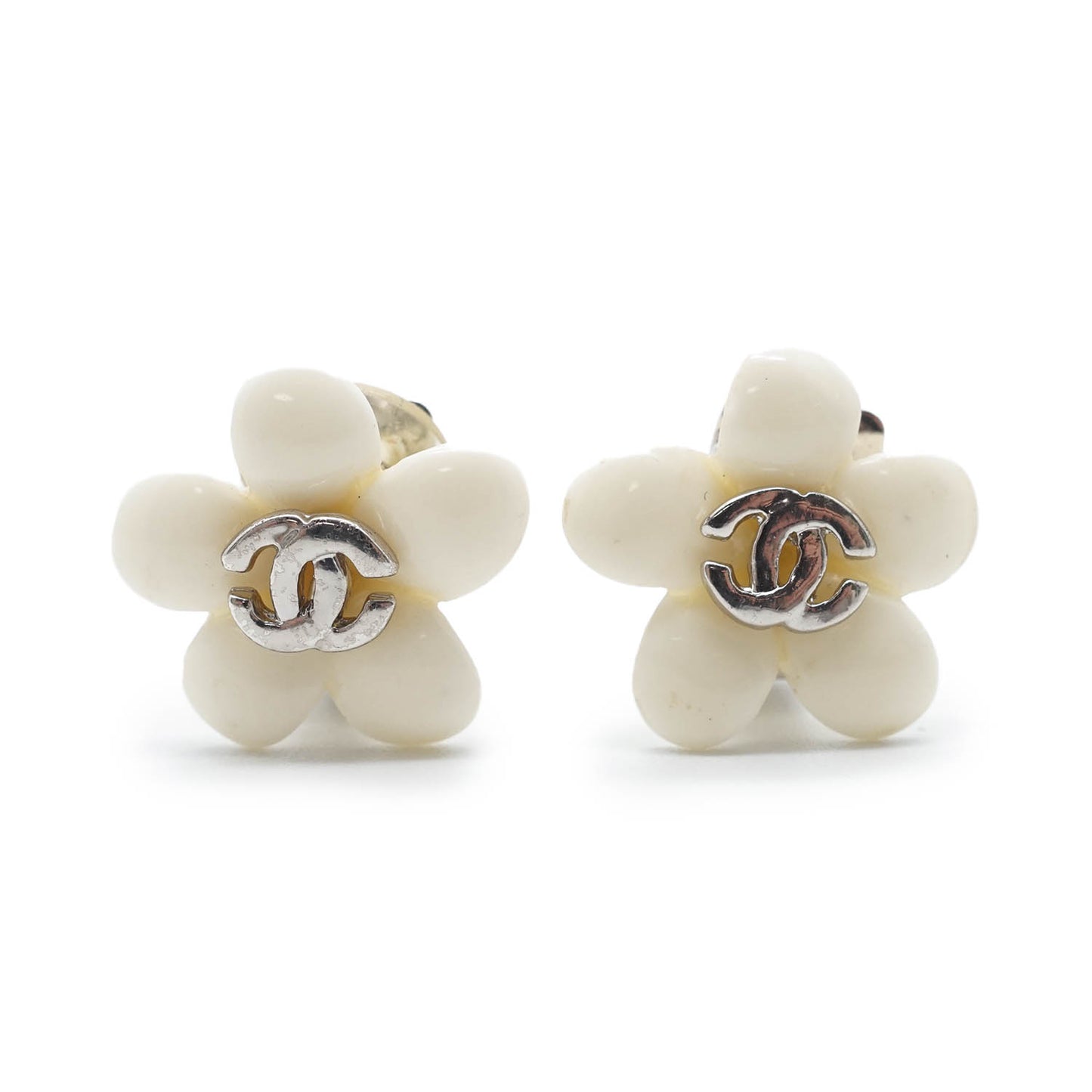 CC Logo White Flowers Clip Earrings