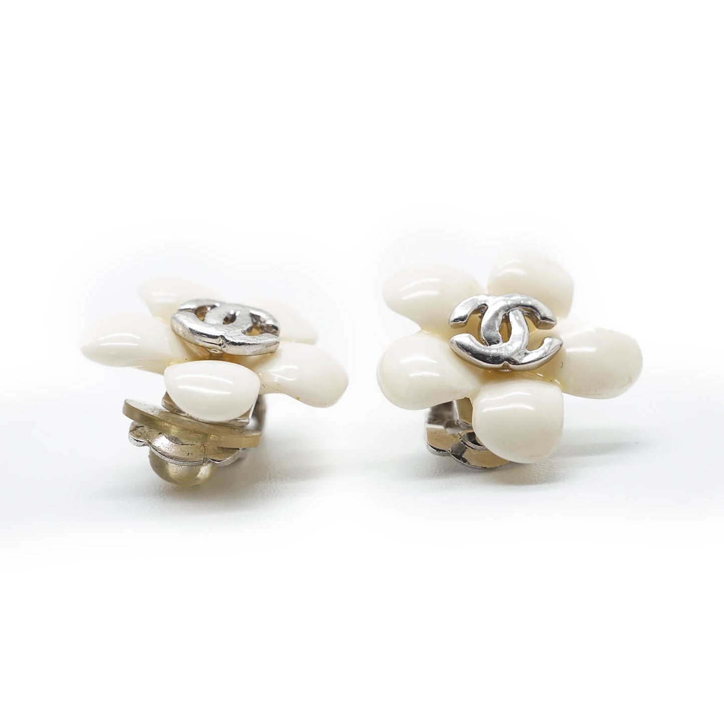 CC Logo White Flowers Clip Earrings
