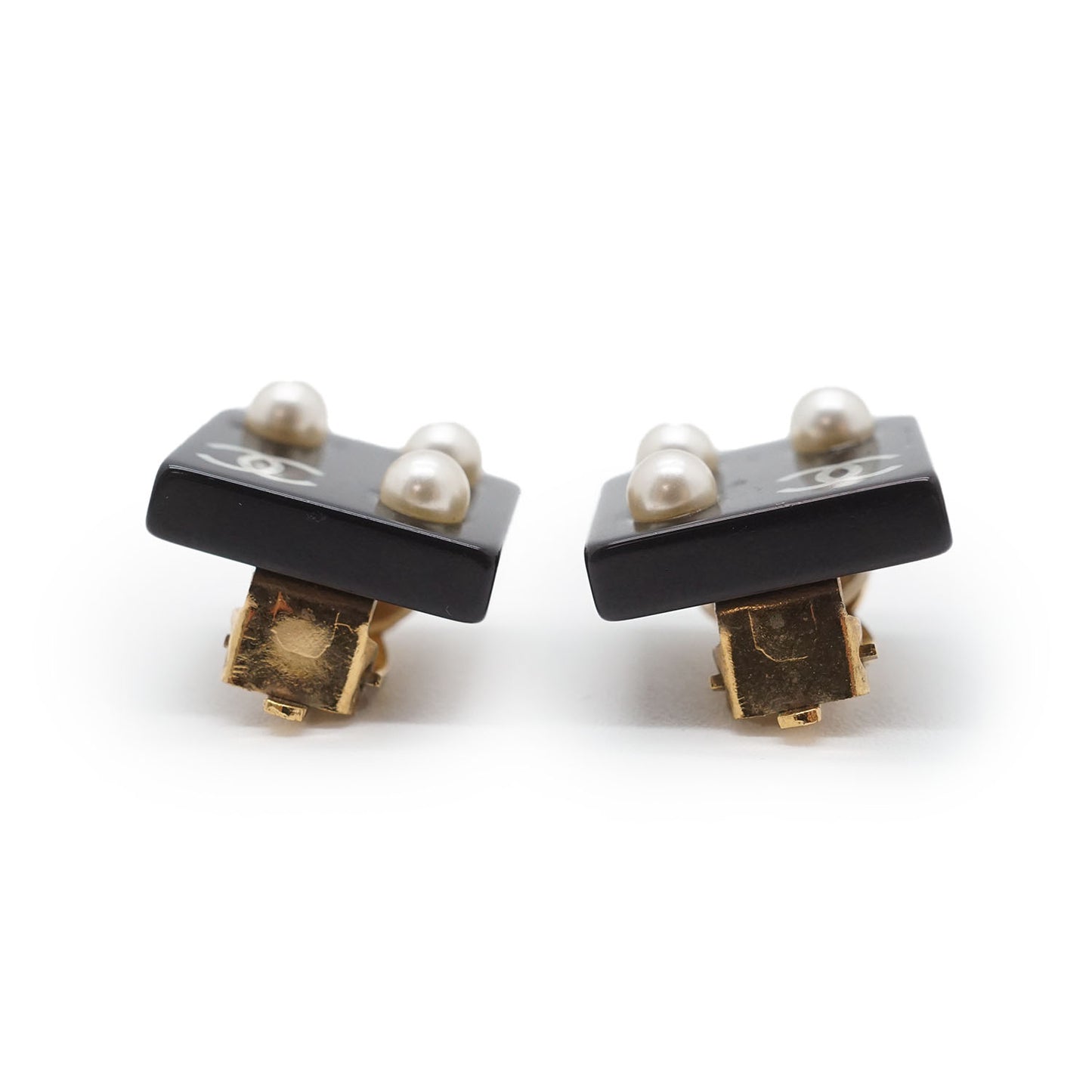 Coco Mark Pearl Square Clip Earrings