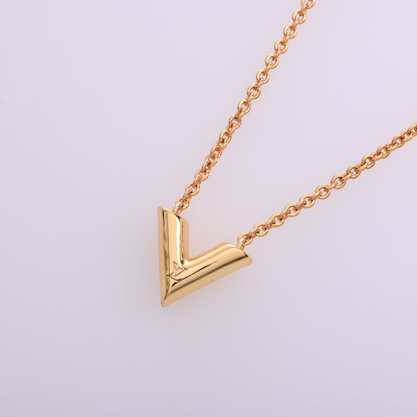 Essential V Necklace Gold