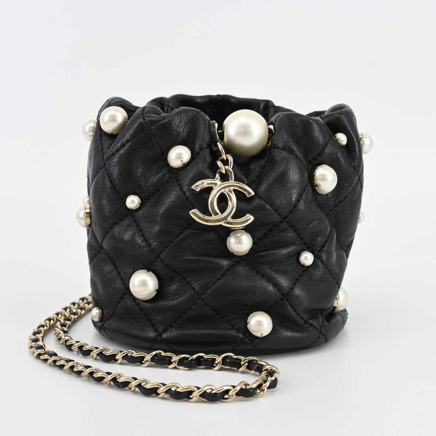 Lambskin Matelasse Drawstring Mini Chain Shoulder Bag Black x Pearl G Metal Fittings 31 Series