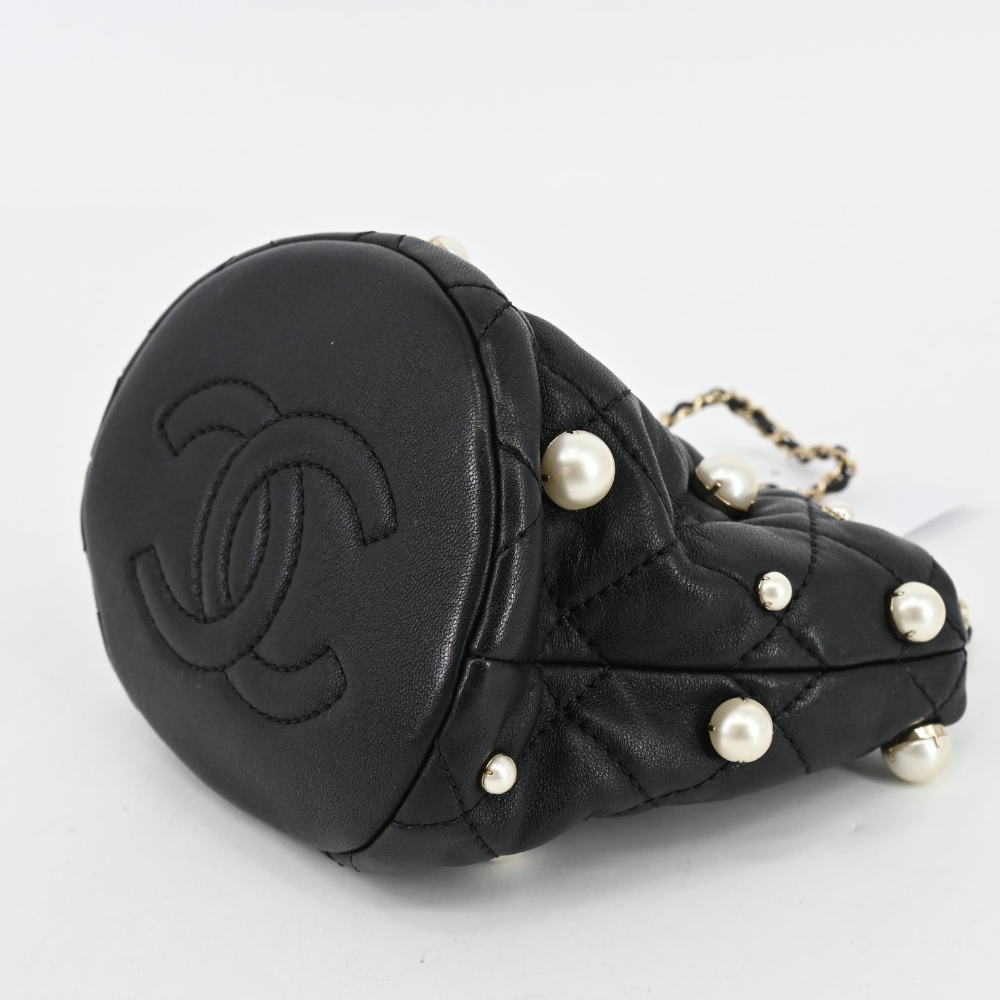 Lambskin Matelasse Drawstring Mini Chain Shoulder Bag Black x Pearl G Metal Fittings 31 Series