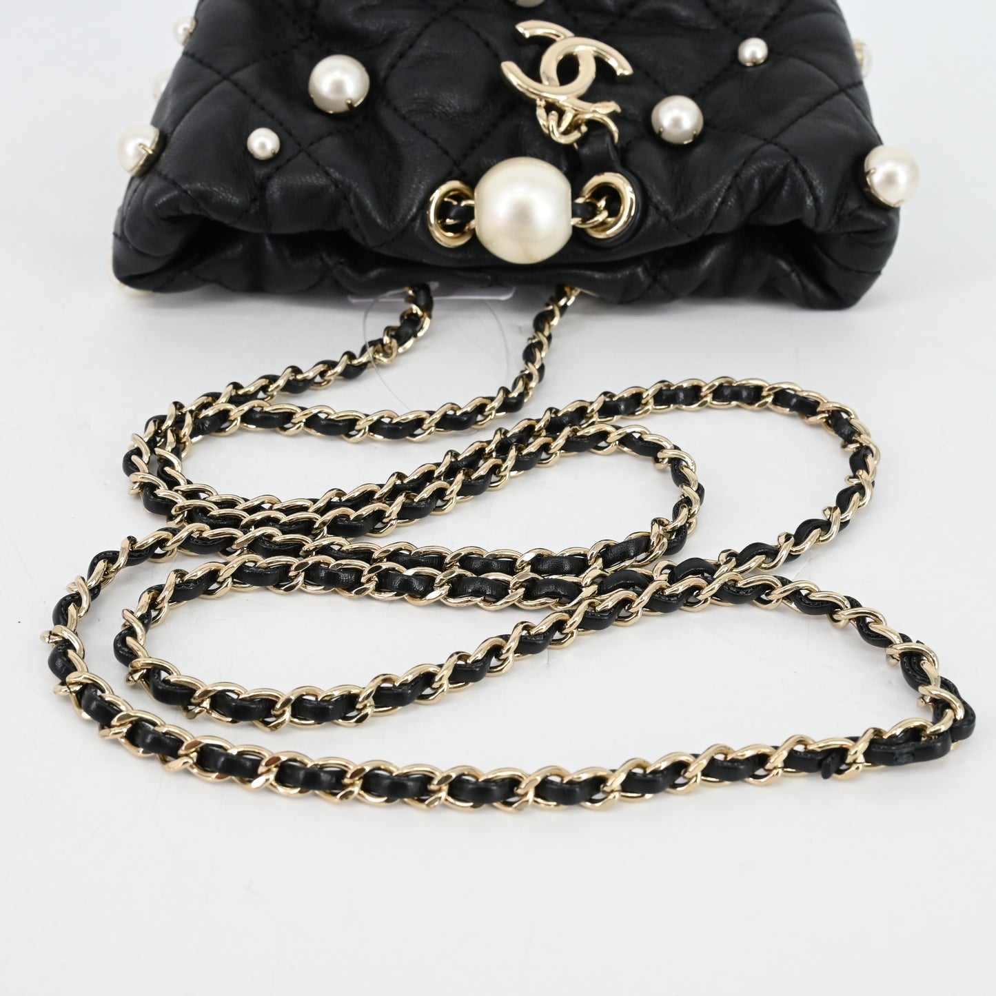 Lambskin Matelasse Drawstring Mini Chain Shoulder Bag Black x Pearl G Metal Fittings 31 Series