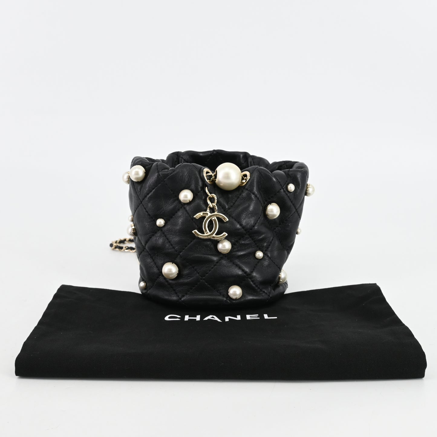 Lambskin Matelasse Drawstring Mini Chain Shoulder Bag Black x Pearl G Metal Fittings 31 Series