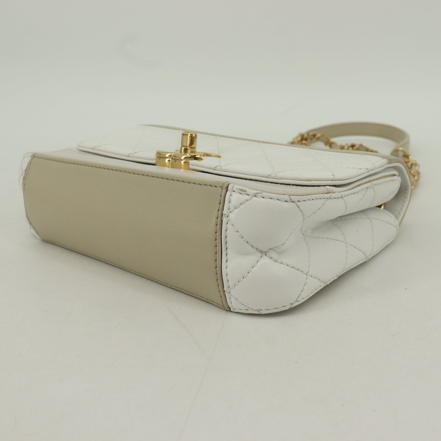 Leather Matelasse Chain Shoulder Bag Beige x White G Metal Fittings 28 Series