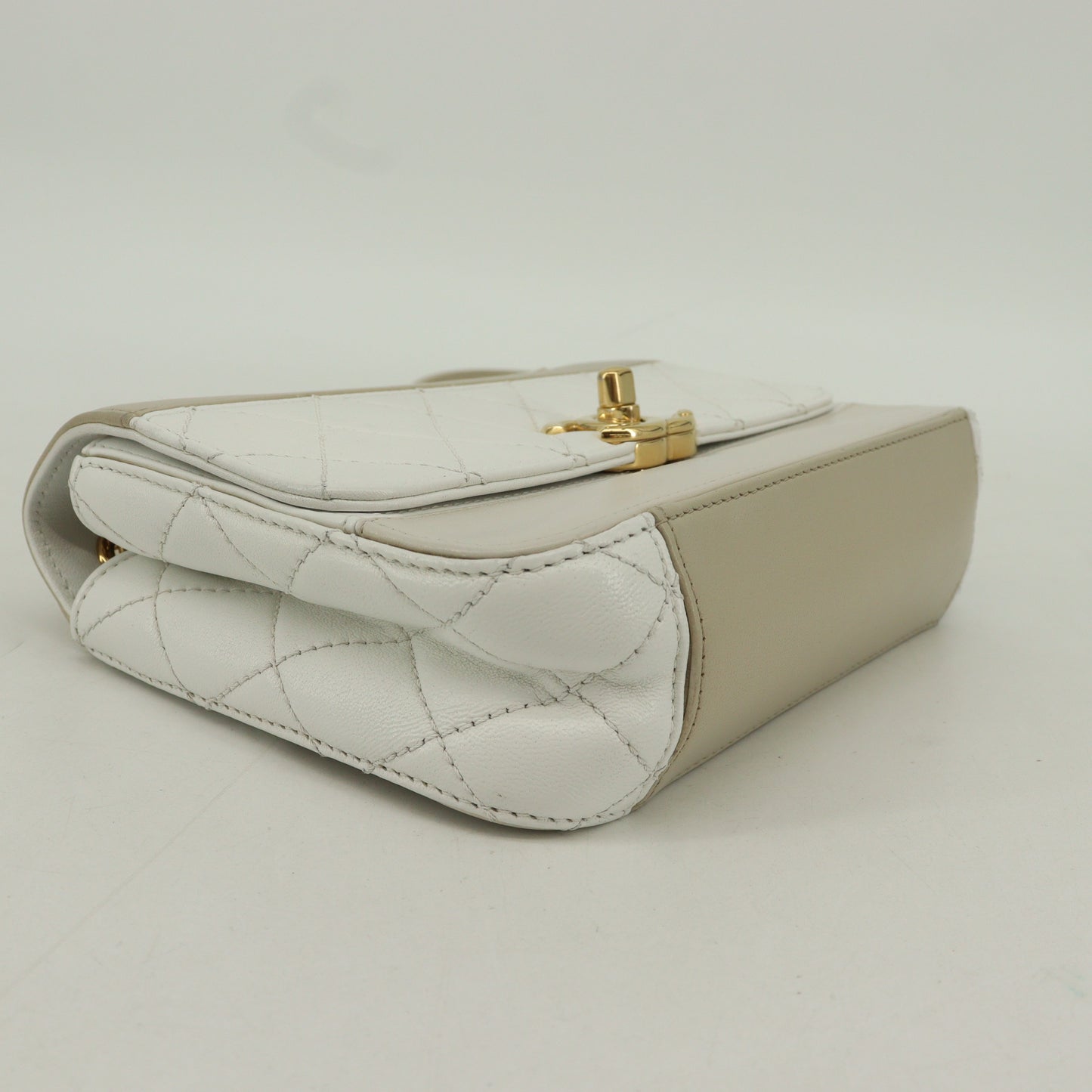 Leather Matelasse Chain Shoulder Bag Beige x White G Metal Fittings 28 Series