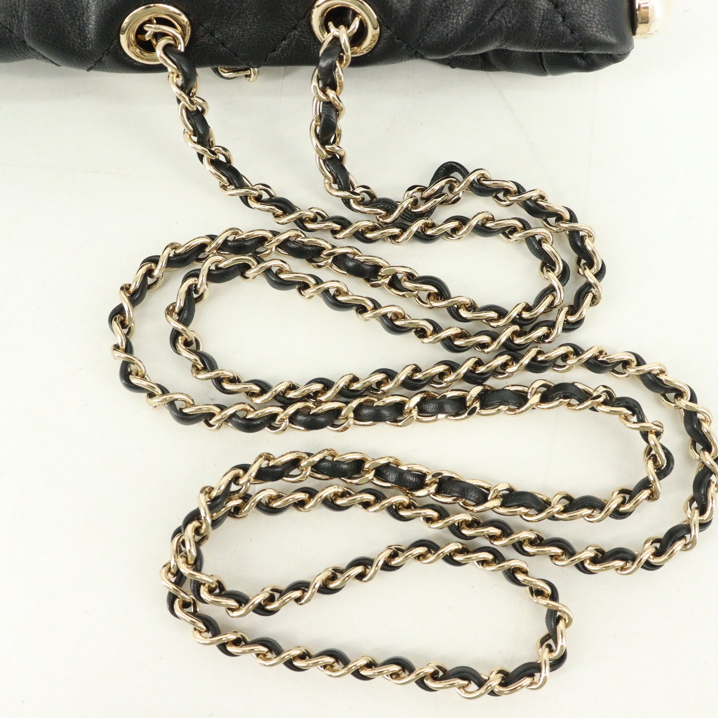 Lambskin drawstring chain shoulder bag, black x pearl, G metal fittings, 31 series