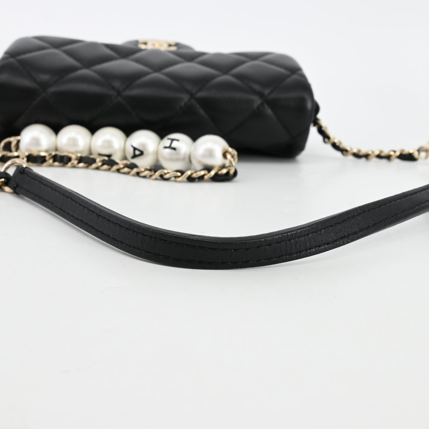 Lambskin Matelasse Chain Shoulder Bag Black x Pearl G Metal Fittings 29 Series