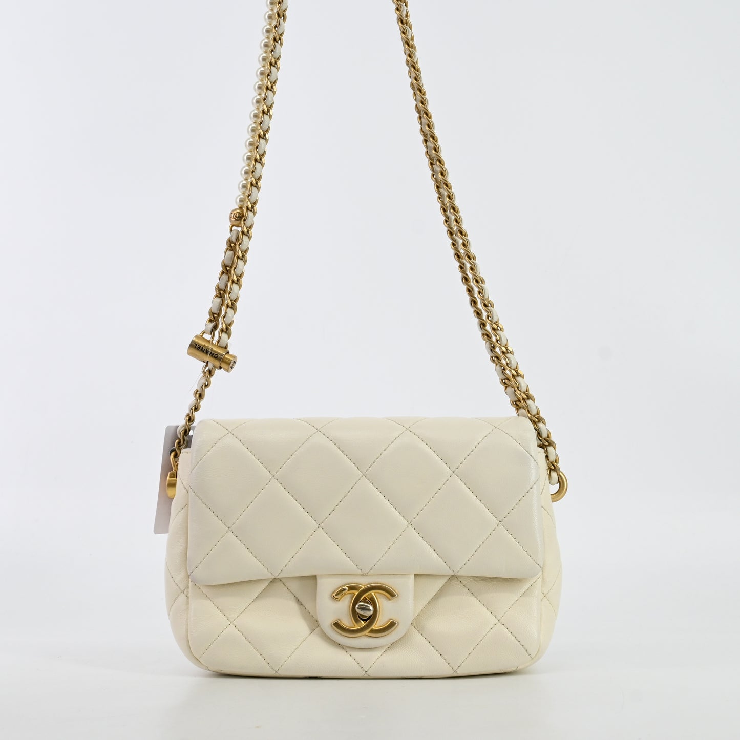 Lambskin Matelasse Chain Shoulder Bag White x Pearl G Hardware IC Chip