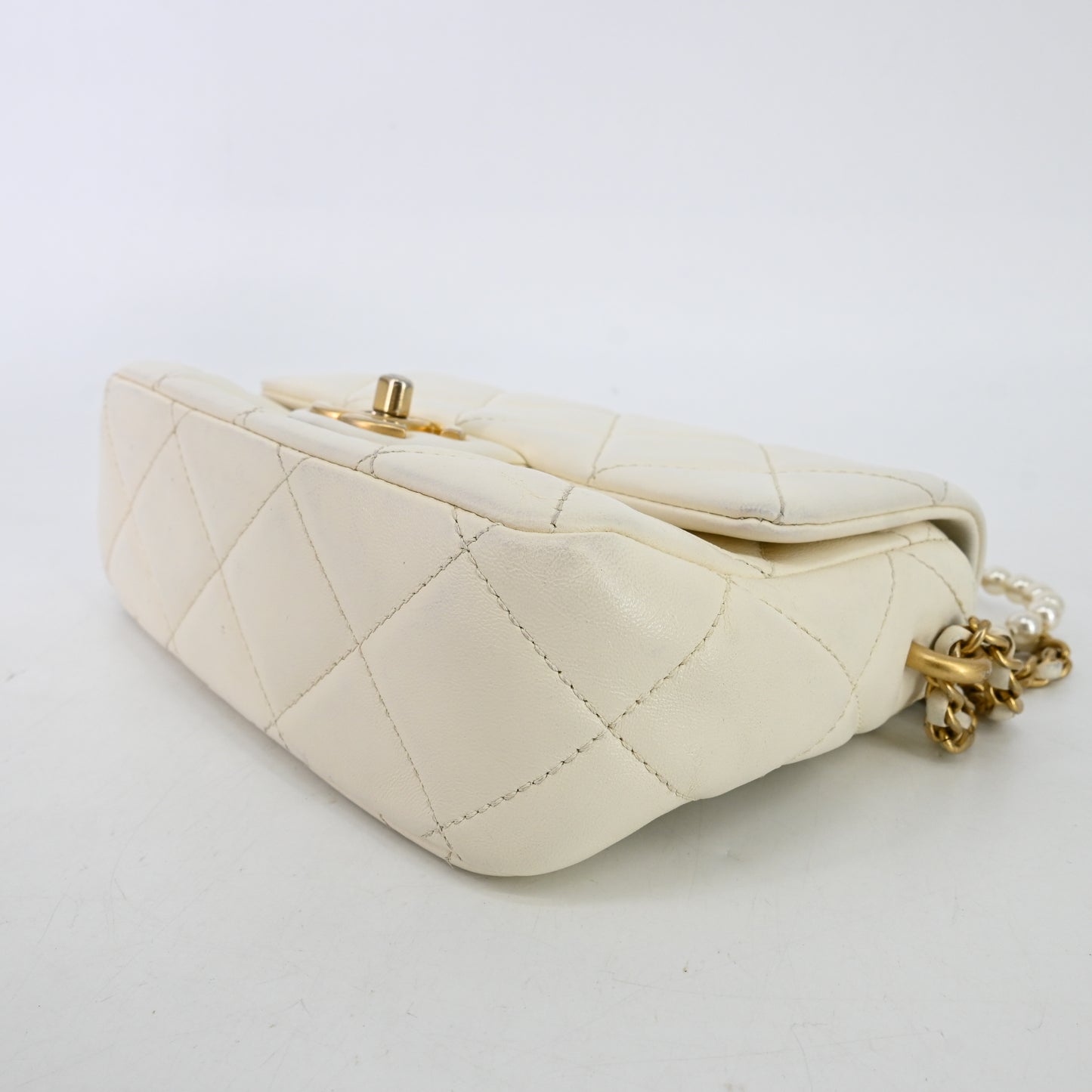 Lambskin Matelasse Chain Shoulder Bag White x Pearl G Hardware IC Chip