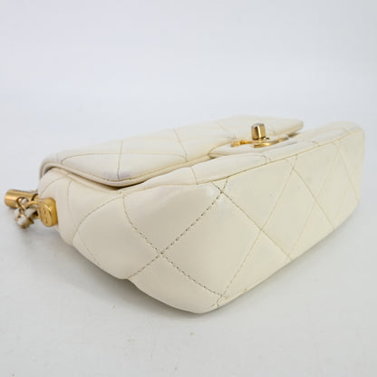 Lambskin Matelasse Chain Shoulder Bag White x Pearl G Hardware IC Chip