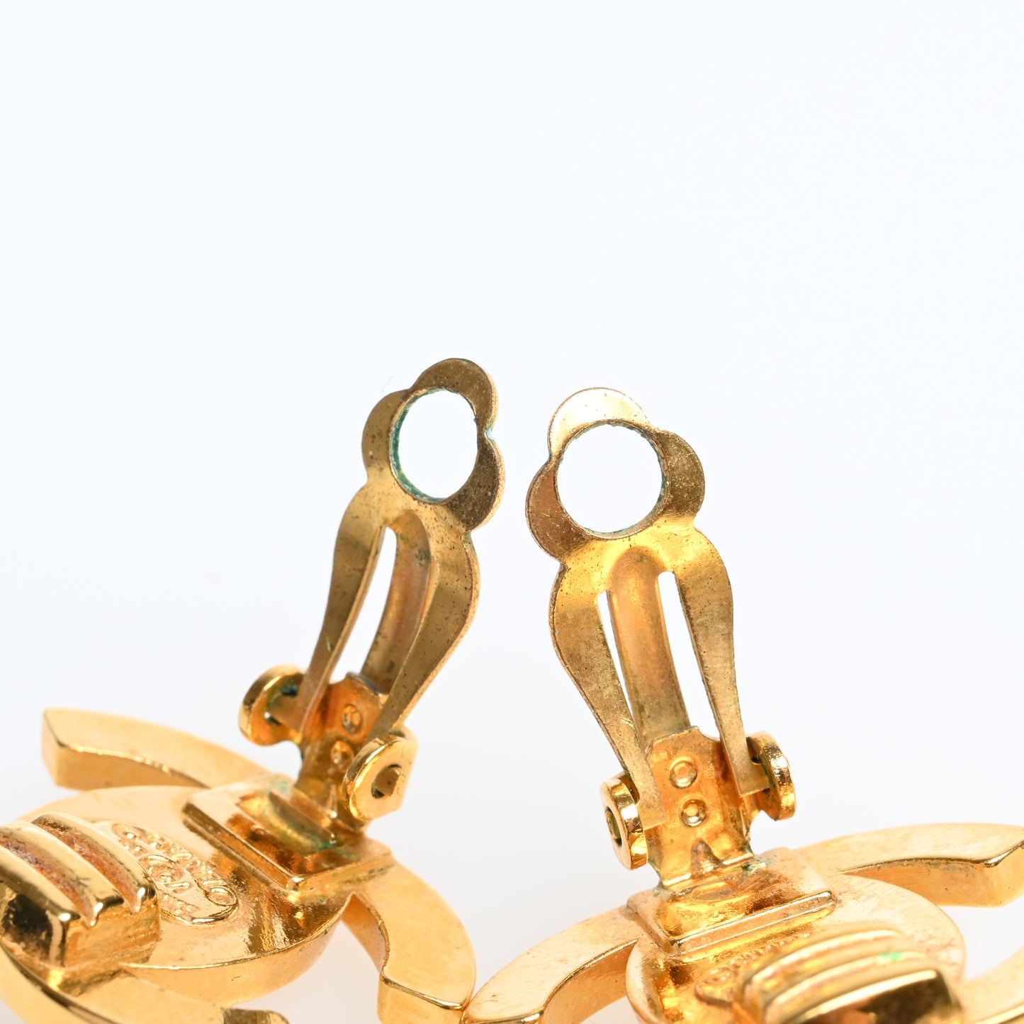 COCO MARK TURNLOCK EARRINGS GP GOLD 95A