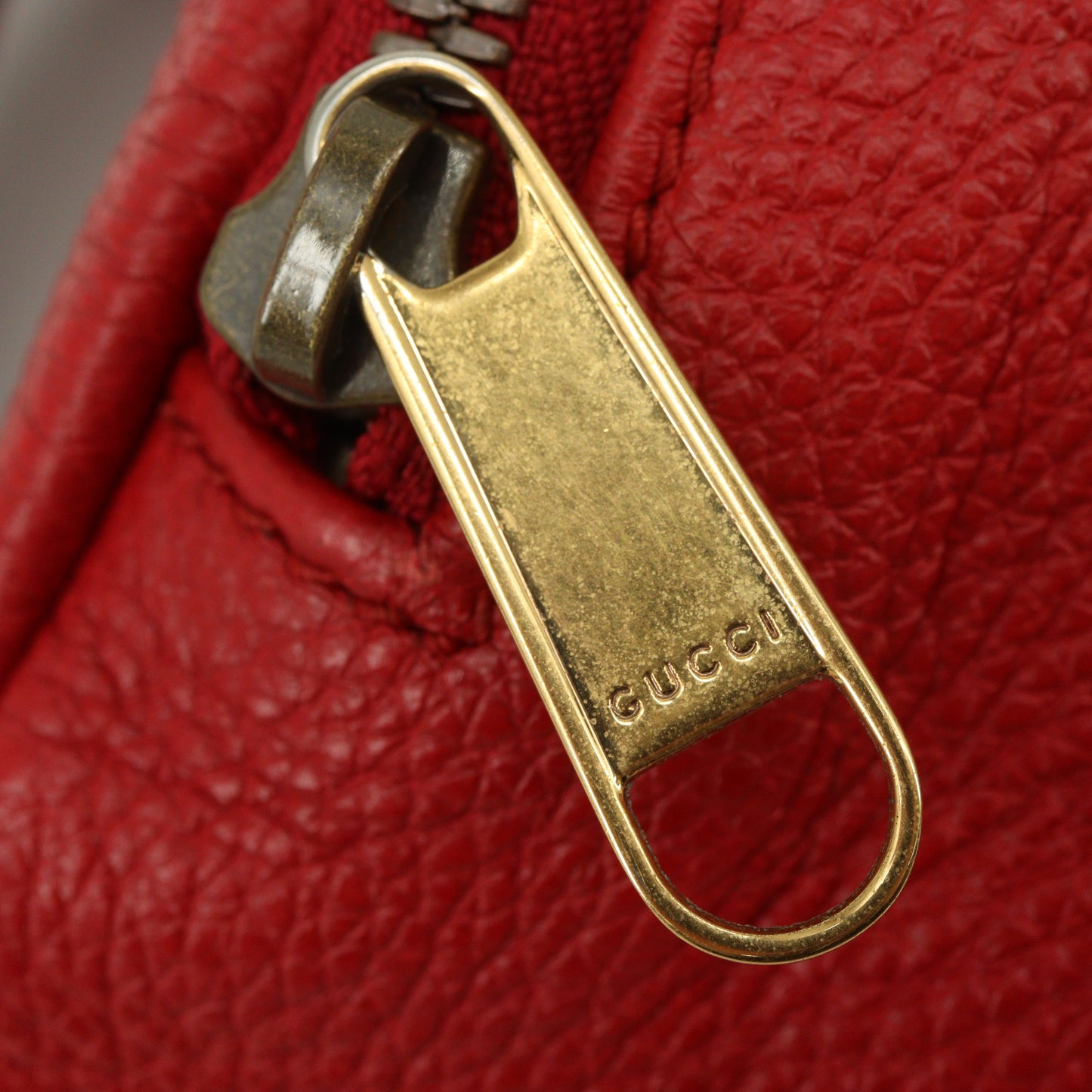 Leather logo print shoulder bag in red