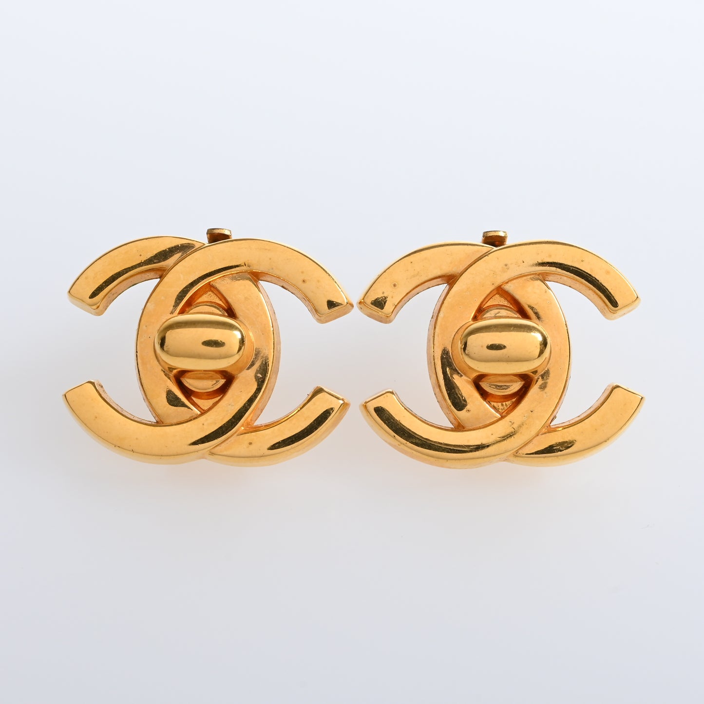 COCO MARK TURNLOCK EARRINGS GP GOLD 95A