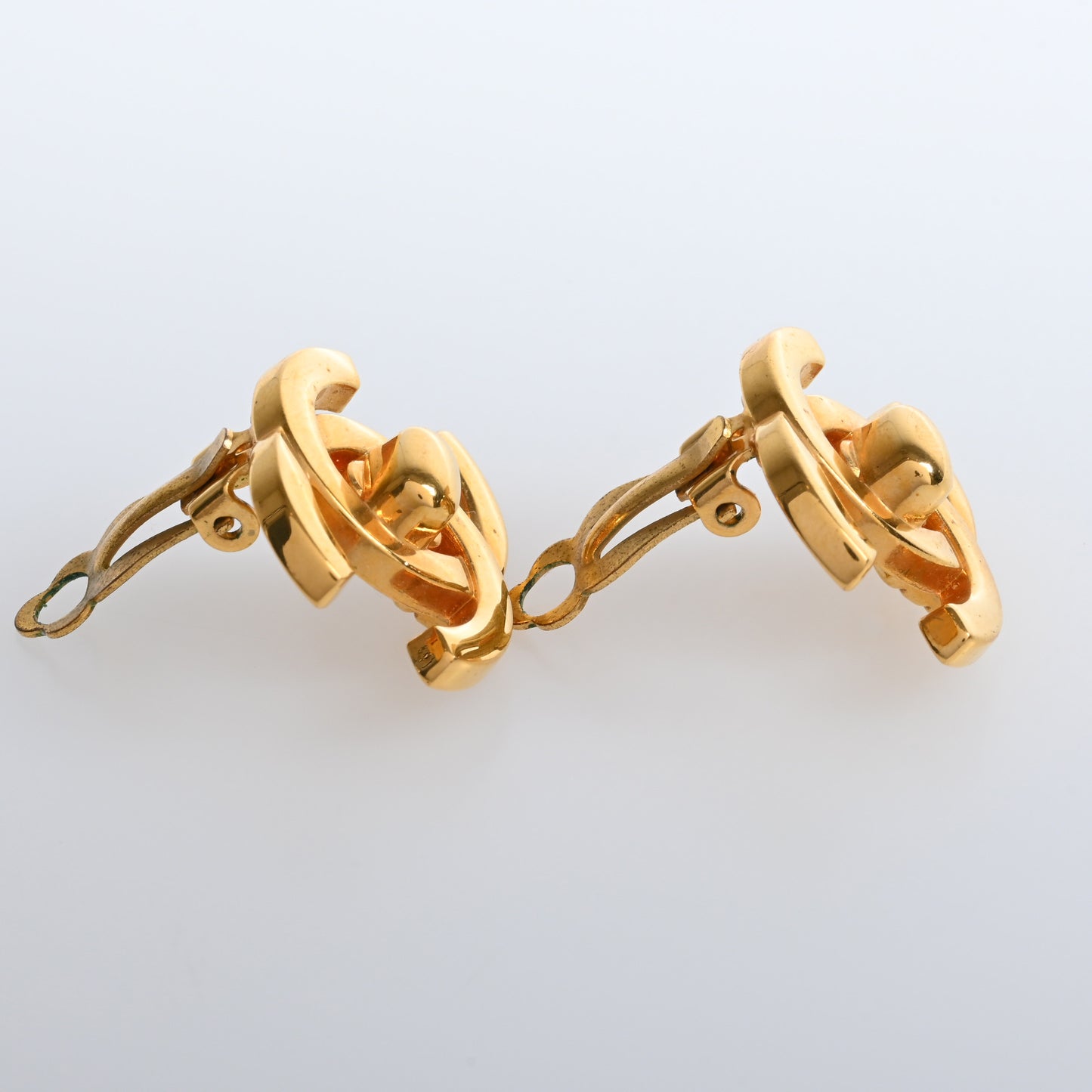 COCO MARK TURNLOCK EARRINGS GP GOLD 95A