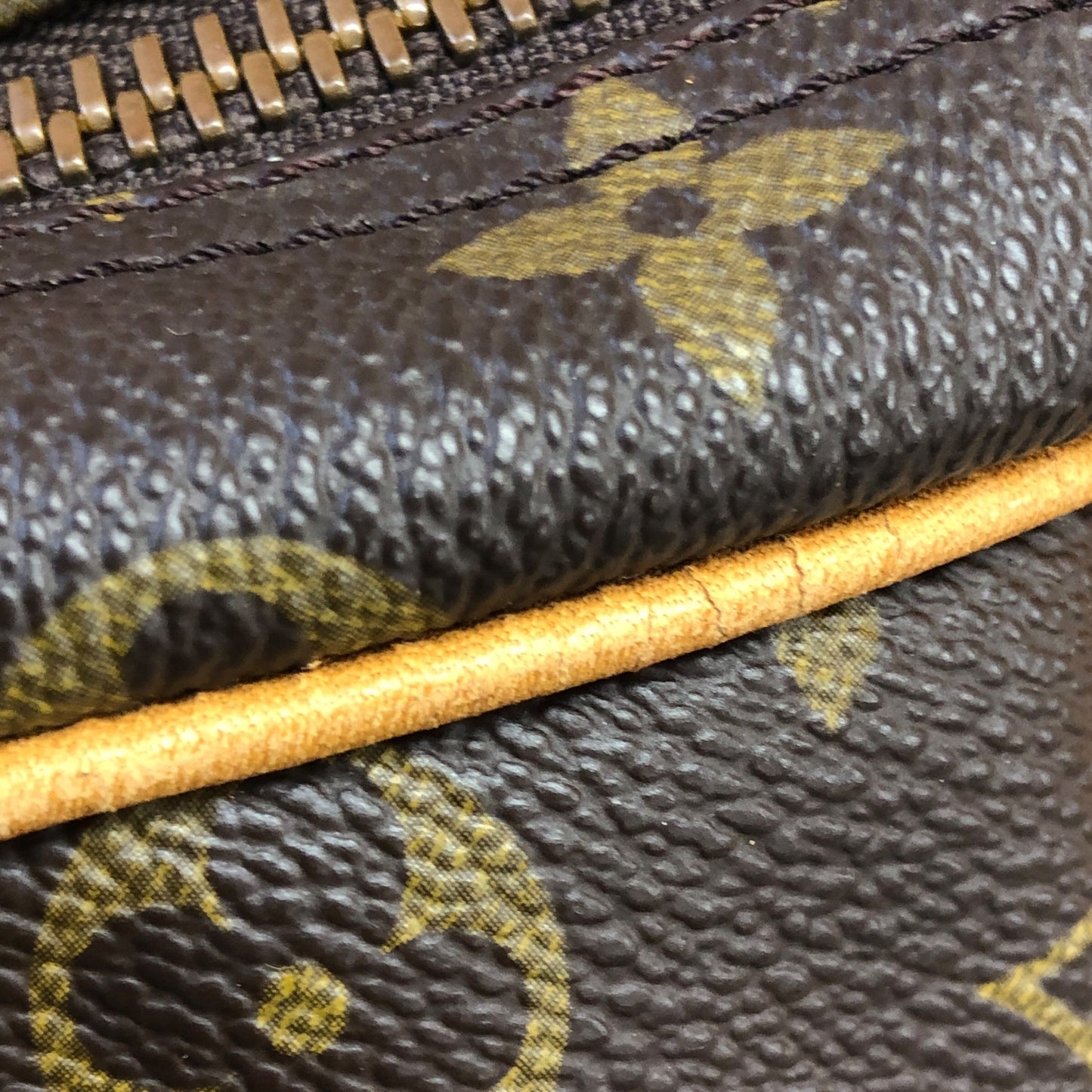 Monogram Alize 1 Poche